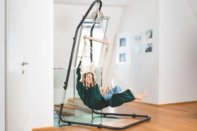 Grosser H&auml;ngesessel mit Fussablage blau