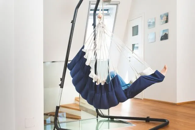 grosser blauer gef&uuml;tterter H&auml;ngestuhl Fussablage ausgefahren