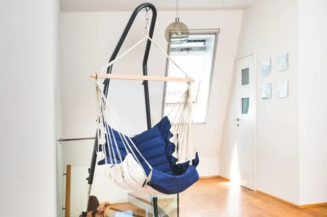 grosser blauer gef&uuml;tterter H&auml;ngestuhl Fussablage eingeklappt