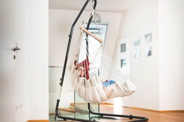 Gef&uuml;tterter rot / weisser H&auml;ngestuhl mit Fussablage